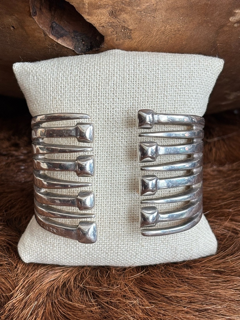 UNO DE 50 NAILHEAD HINGED CUFF